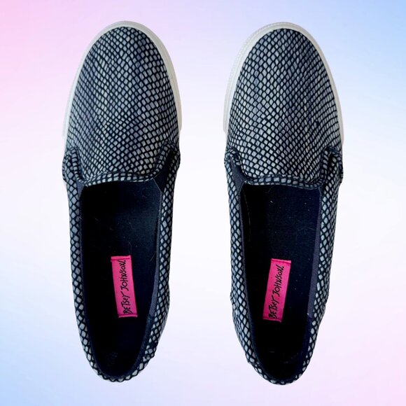 NEW Betsey Johnson Amira Slip On Sneakers Size 7 - Picture 1 of 3